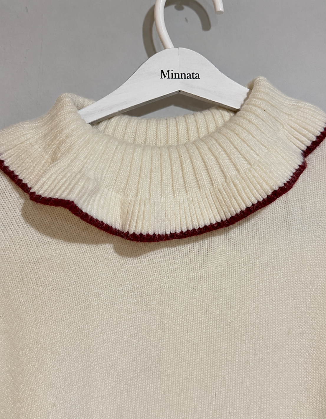 Sweater Cuello Volante con Ribete Rojo | Talla  L