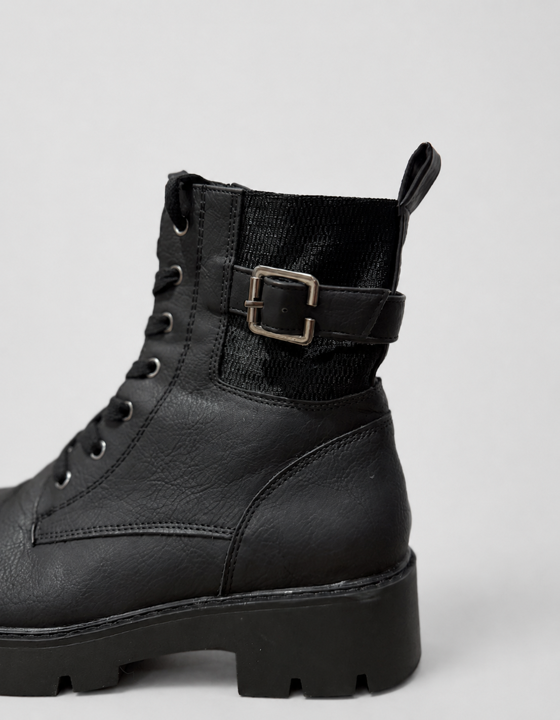 Botines marca Via della Rose | Militares con Hebilla | Talla indicada 38