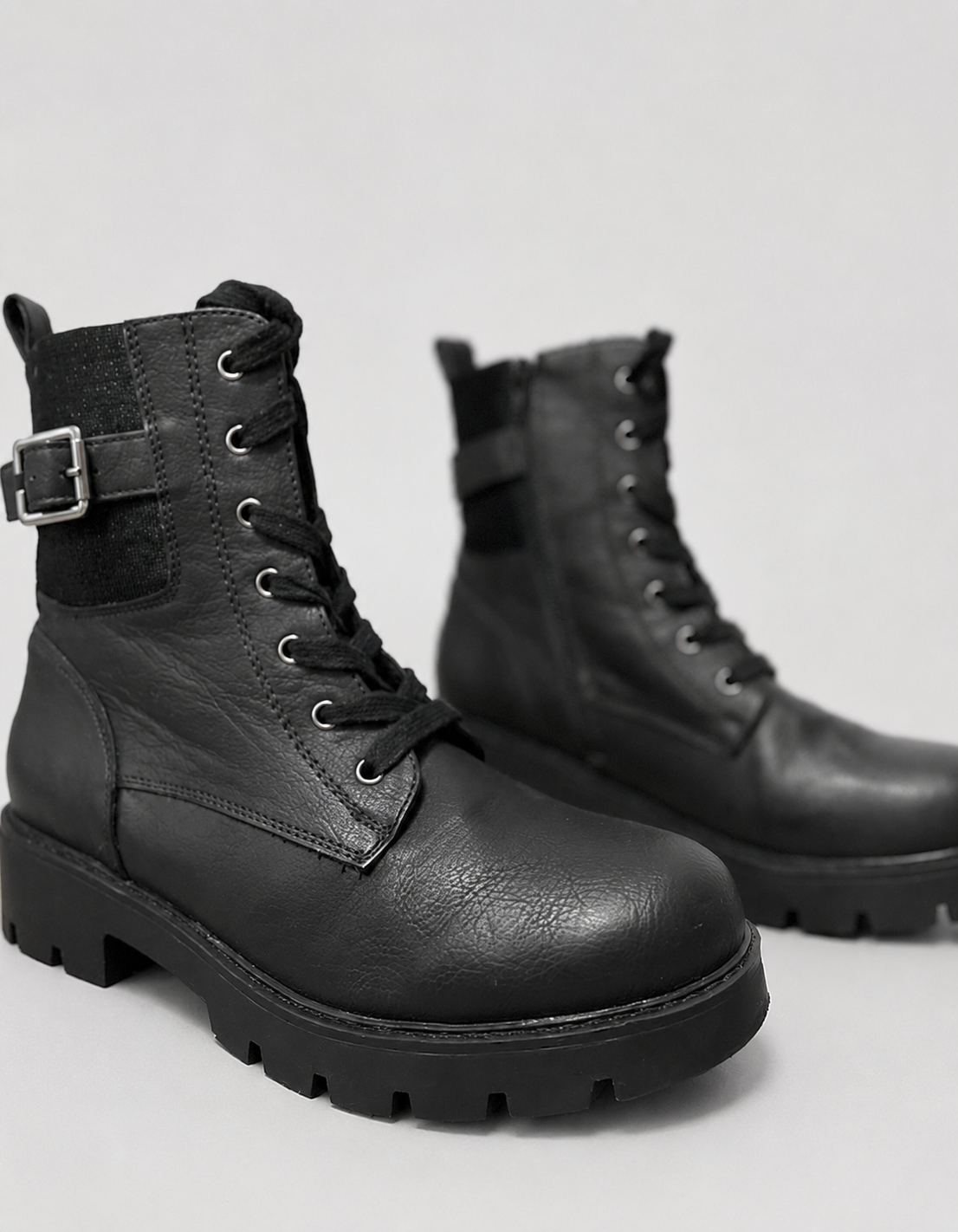 Botines marca Via della Rose | Militares con Hebilla | Talla indicada 38