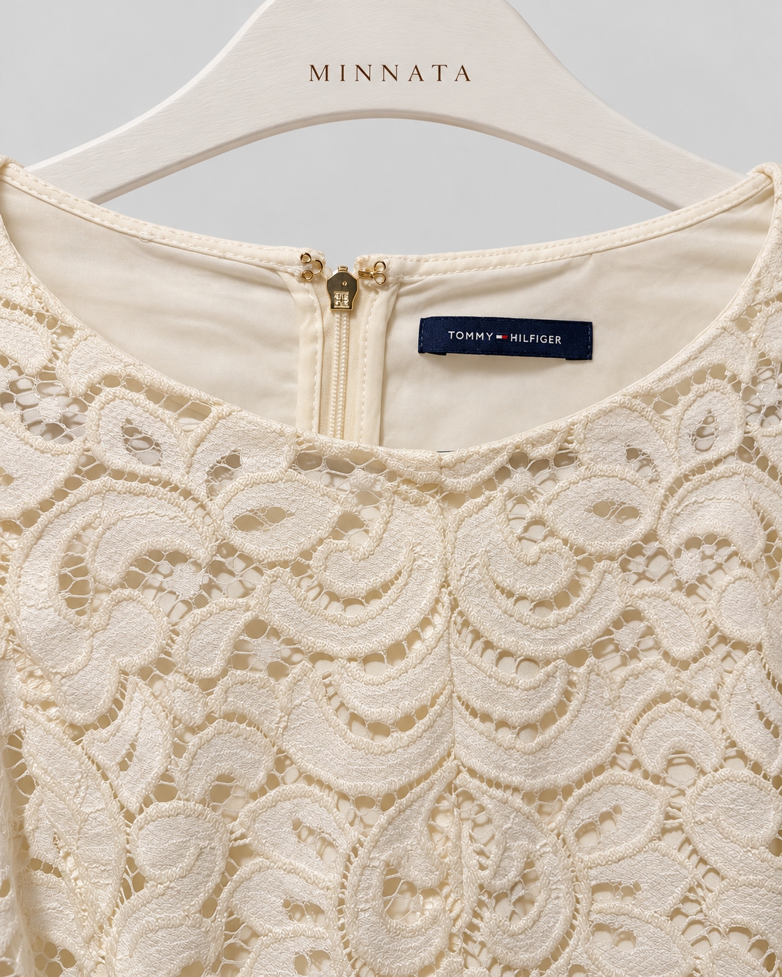 Vestido de encaje Tommy Hilfiger en marfil — con forro