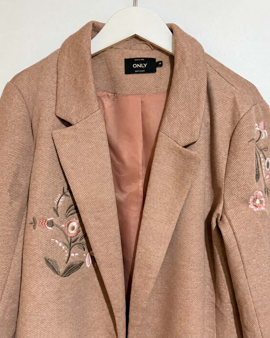 Blazer ONLY | Nude con Bordado Floral | Talla M