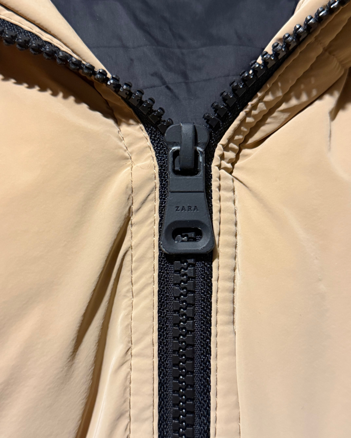 Parka larga puffer Zara — Camel/beige con capucha